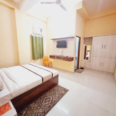 Hotel Urban Guest House - Premium Family Rooms Near Taj Mahal - Inhouse Parking- Free Unlimited 5G Internet - Best Rated Area For Tourist - 2 Min Distance To Tajmahal